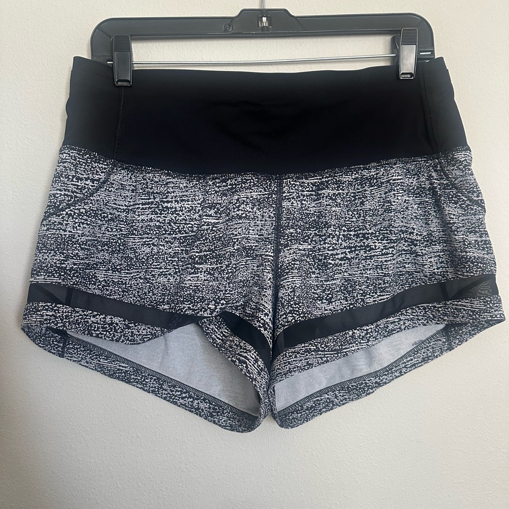 Lululemon Hotty Hot Low-Rise Lined Short 2.5" - Static Mist White Black - Size 8
